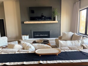Smart TV, video games, table tennis, books - Brand new build! Beautiful Lakefront property in Diamond Bluff on Greers Ferry. (Quitman)