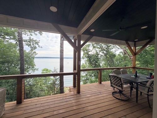 Brand new build! Beautiful Lakefront property in Diamond Bluff on Greers Ferry.