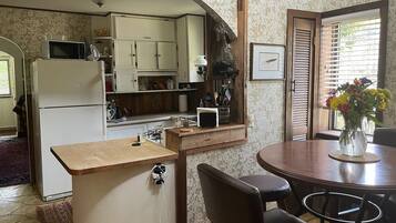 ثلاجة، ميكروويف، فرن، موقد طهي مسطح