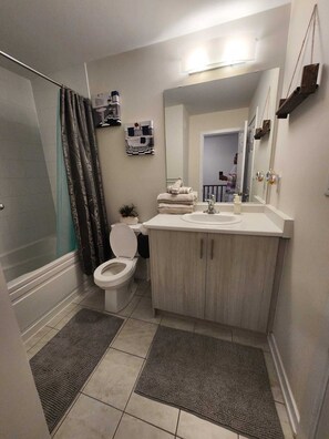 تجهيزات دش، مجففات شعر، مناشف، صابون