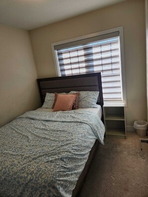 1 bedroom, iron/ironing board, WiFi, bed sheets - Beautiful 3+1 bedroom home, rooms could be rented separately, friend and family. (Thorold)