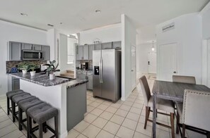 Fridge, microwave, oven, stovetop - 3Ks Sweet Escape – A Cozy Slice of Paradise With Pool-25 minutes from Disney! (Davenport)