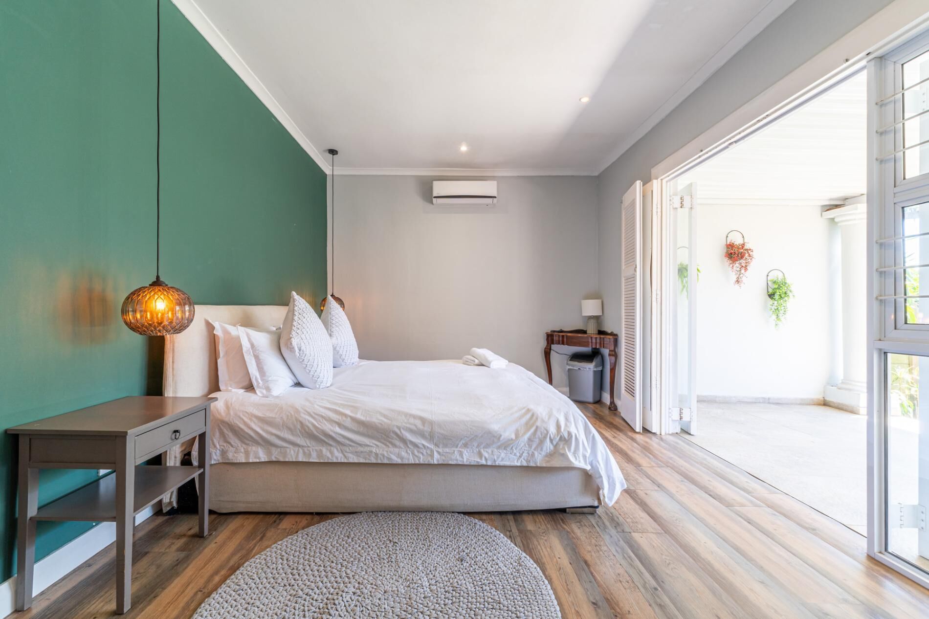 4 عدّة غرف نوم ومكواة/لوح كي وواي فاي وملاءات أسرّة