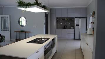 Køleskab, mikrobølgeovn, ovn, kogeplade