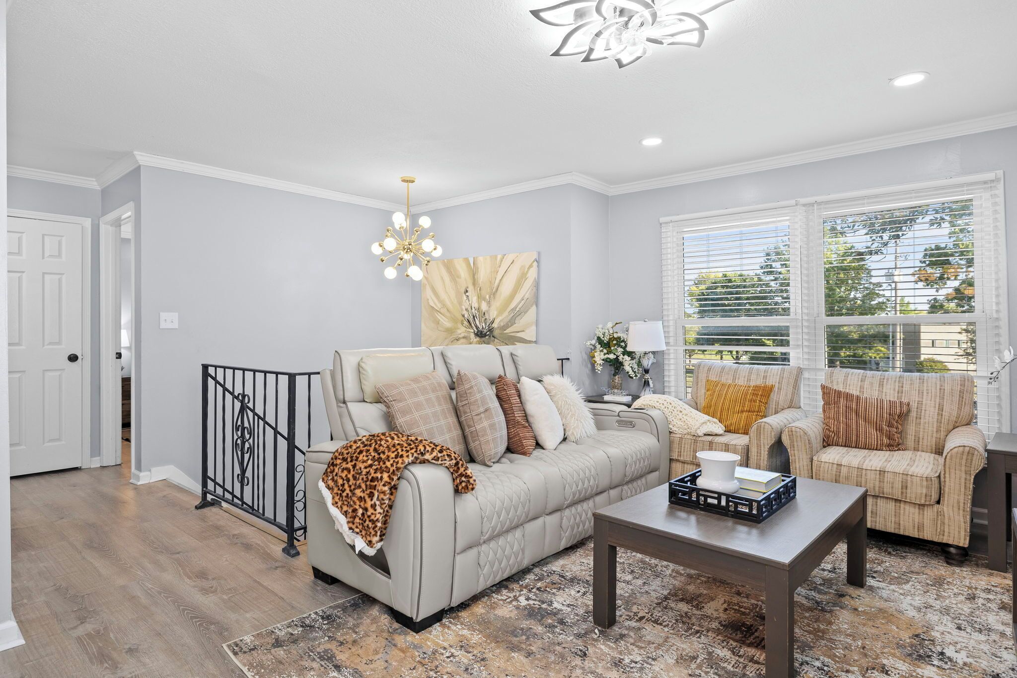 Smart TV, chimenea y oficina 