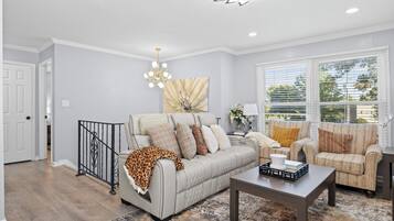 Smart TV, chimenea y oficina