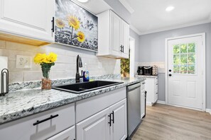 Microwave, oven, stovetop, dishwasher - 3-bedroom Duplex in delightful Olathe KS with AC 1 King 1 Queen 1 Full, 1 Crib (Olathe)