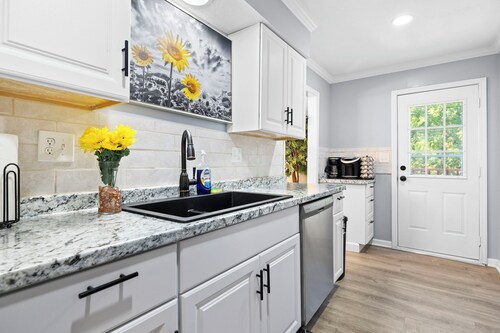 3-bedroom Duplex in delightful Olathe KS with AC 1 King 1 Queen 1 Full, 1 Crib