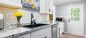 3-bedroom Duplex in delightful Olathe KS with AC 1 King 1 Queen 1 Full, 1 Crib