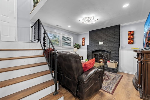 Modern Family Duplex Gateway by YDSH GuestMind - Pet Friendly