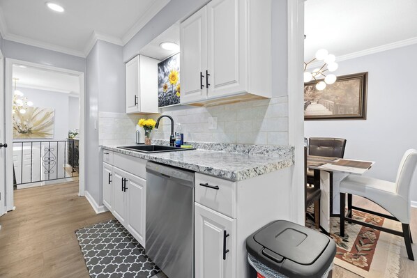 ميكروويف، فرن، موقد طهي مسطح، غسالة أطباق