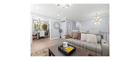 Una Smart TV, una chimenea, una oficina