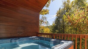 Una terraza de madera con un jacuzzi.