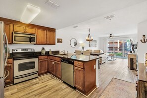 Kjøleskap, mikrobølgeovn, ovn og kokeplater