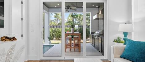 تناول الطعام بالخارج