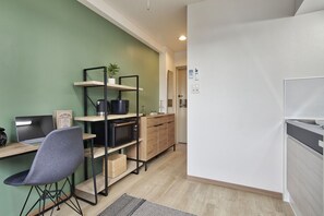 Réfrigérateur, micro-ondes, plaque de cuisson, bouilloire électrique