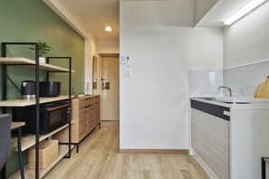 Kjøleskap, mikrobølgeovn, kokeplater og vannkoker