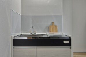 Kjøleskap, mikrobølgeovn, kokeplater og vannkoker