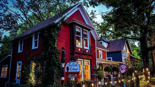 A red cottage with a sign reading "Tea Cup Cottage." - Eureka Springs 3 Bed - Teacup Cottage (Eureka Springs)