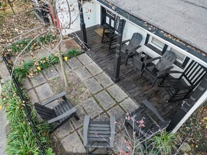 A patio with outdoor seating, a tree, and a stone pathway. - Eureka Springs 3 Bed - Teacup Cottage (Eureka Springs)