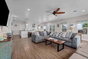 Smart TV, books - Spacious 4BR Retreat | Walk to Beach | Sleeps 18 (Crystal Beach)