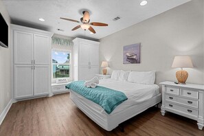 4 bedrooms, free WiFi, bed sheets - Spacious 4BR Retreat | Walk to Beach | Sleeps 18 (Crystal Beach)