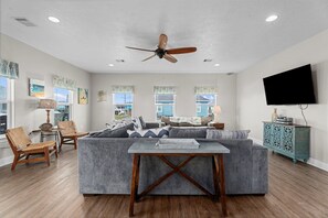 Smart TV, books, stereo - Large Decks | Sleeps 18 (Crystal Beach)