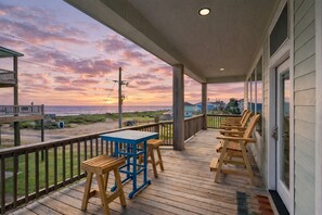 Outdoor dining - 2nd Row Walk to Beach | Sleeps 22 | Tiki Bar (Crystal Beach)