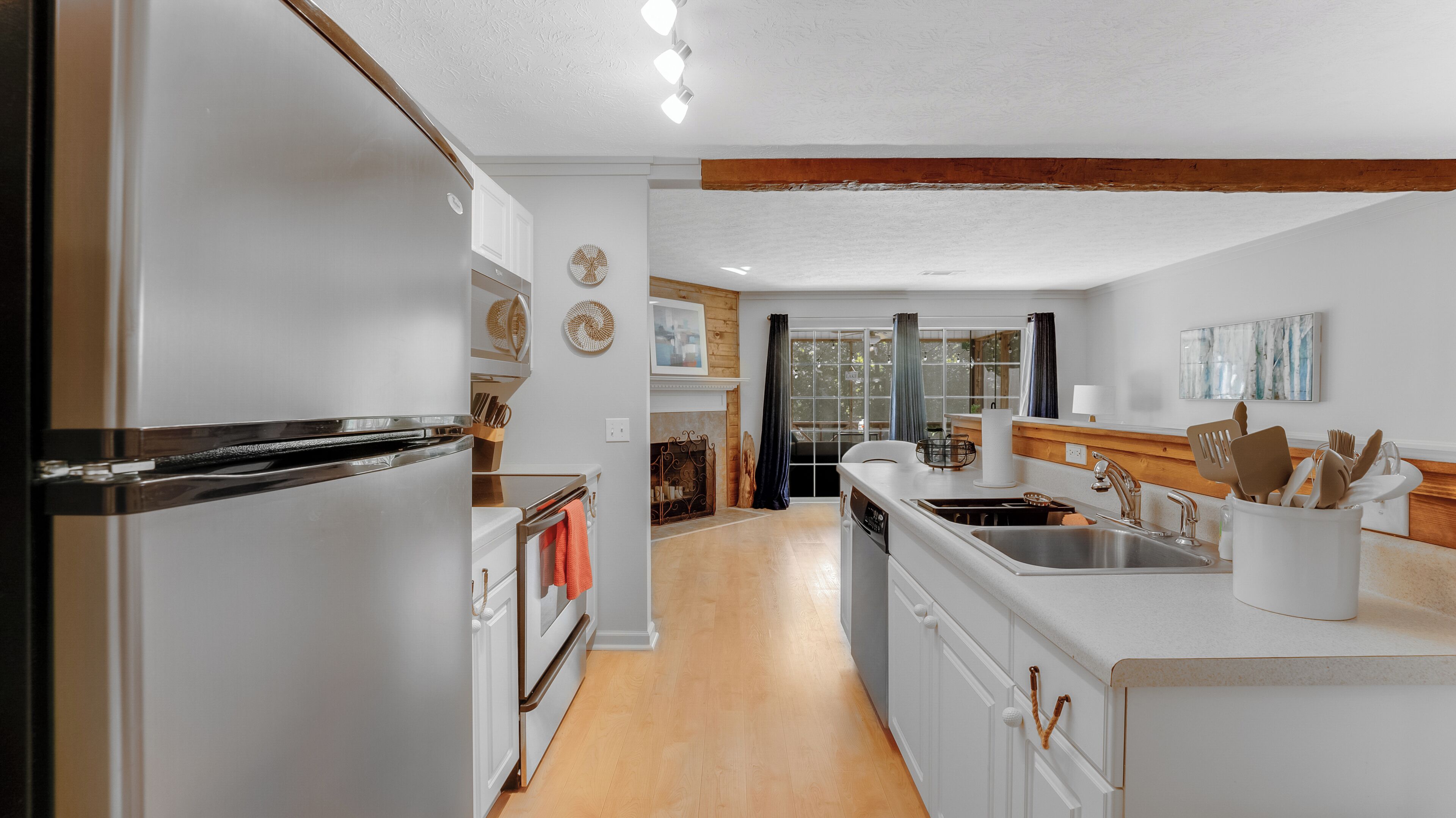 Mikrobølgeovn, ovn, kokeplater og oppvaskmaskin