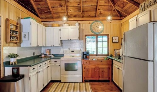 Nibi Haven / Kawarthas Lakeside Retreat