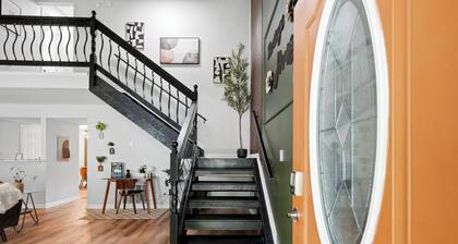 Heritage Haus: Stylish 2BR Near Marietta Square / Dogs Ok / Parking + WFH Ready