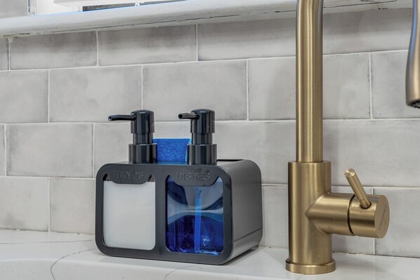 Une salle de bain dotée d'un robinet et d'un distributeur de savon modernes.