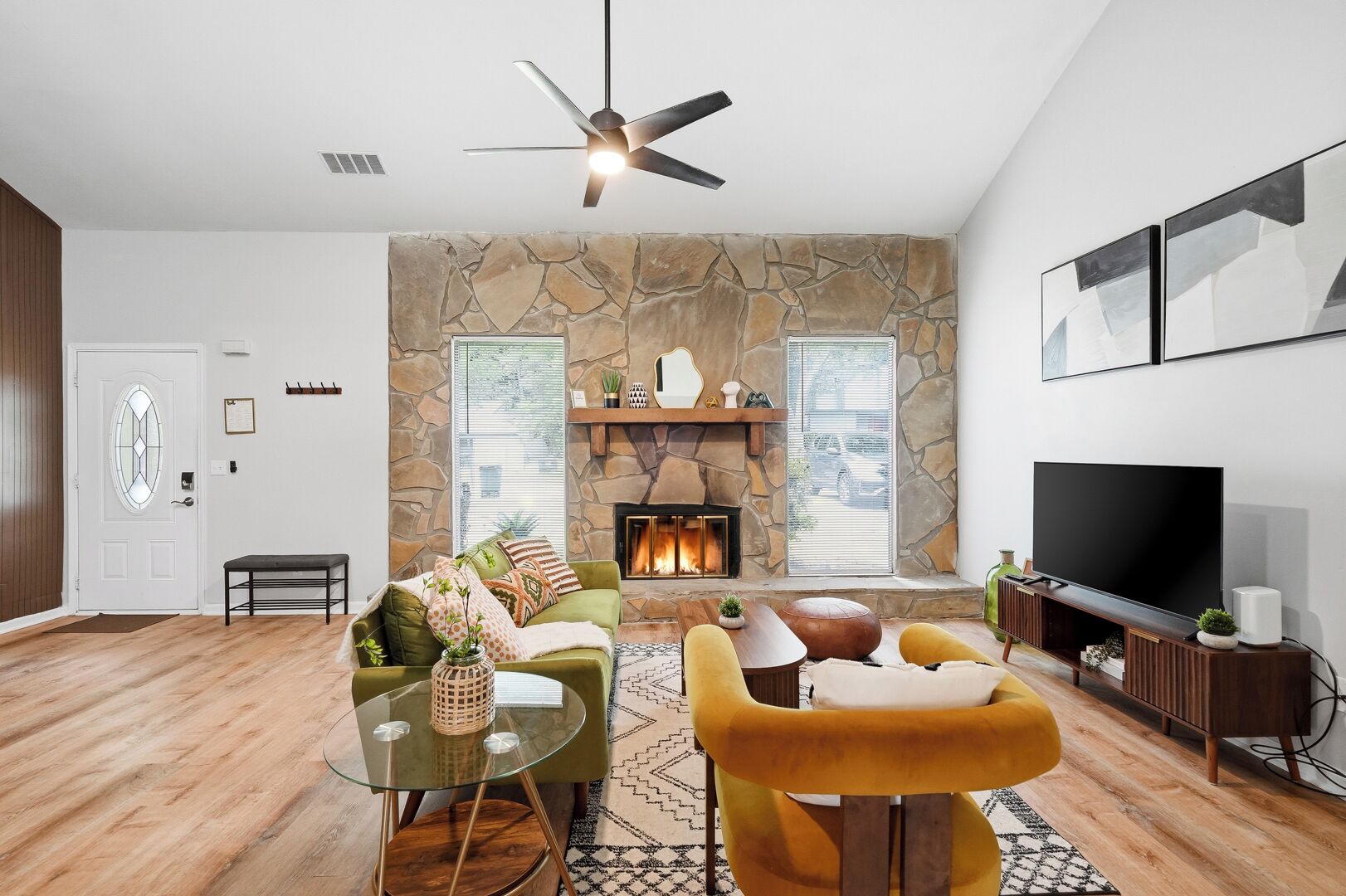 Una Smart TV, una chimenea