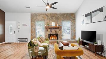 Una Smart TV, una chimenea