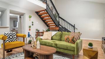 Een smart-tv en een open haard