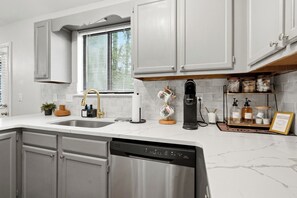 Coffee/tea maker, fridge, microwave, oven