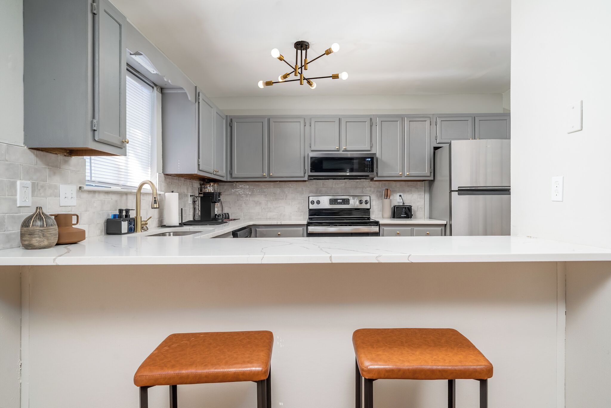 Refrigerador, microondas, horno y parrilla de estufa 