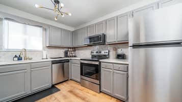 Een koelkast, een magnetron, een oven, een kookplaat