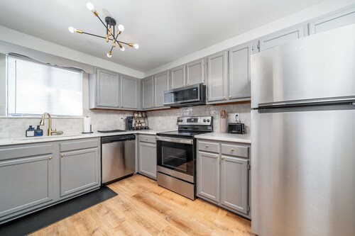 Heritage Haus - Luxe 2BR w Deck, Pets OK, Wi-fi, Near Marietta Sq