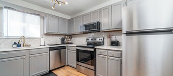 Heritage Haus - Luxe 2BR w Deck, Pets OK, Wi-fi, Near Marietta Sq