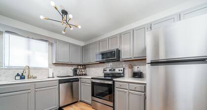 Heritage Haus - Luxe 2BR w Deck, Pets OK, Wi-fi, Near Marietta Sq