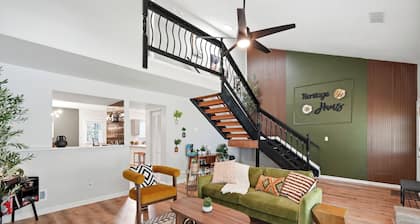 Heritage Haus: Stylish 2BR Near Marietta Square / Dogs Ok / Parking + WFH Ready