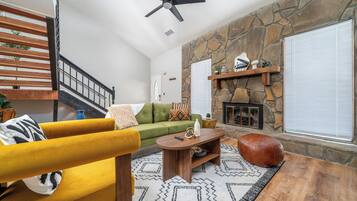 Een smart-tv en een open haard