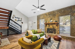Smart TV y chimenea 