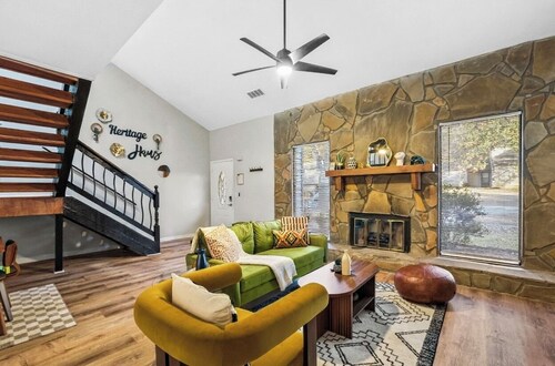 Heritage Haus - Luxe 2BR w Deck, Pets OK, Wi-fi, Near Marietta Sq