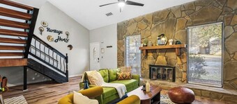 Heritage Haus - Luxe 2BR w Deck, Pets OK, Wi-fi, Near Marietta Sq