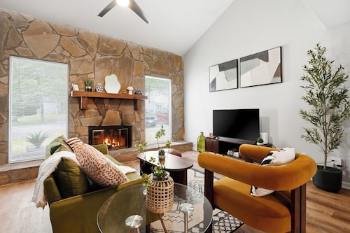 Heritage Haus: Stylish 2BR Near Marietta Square / Dogs Ok / Parking + WFH Ready