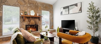 Heritage Haus: Stylish 2BR Near Marietta Square / Dogs Ok / Parking + WFH Ready