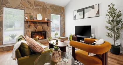 Heritage Haus: Stylish 2BR Near Marietta Square / Dogs Ok / Parking + WFH Ready