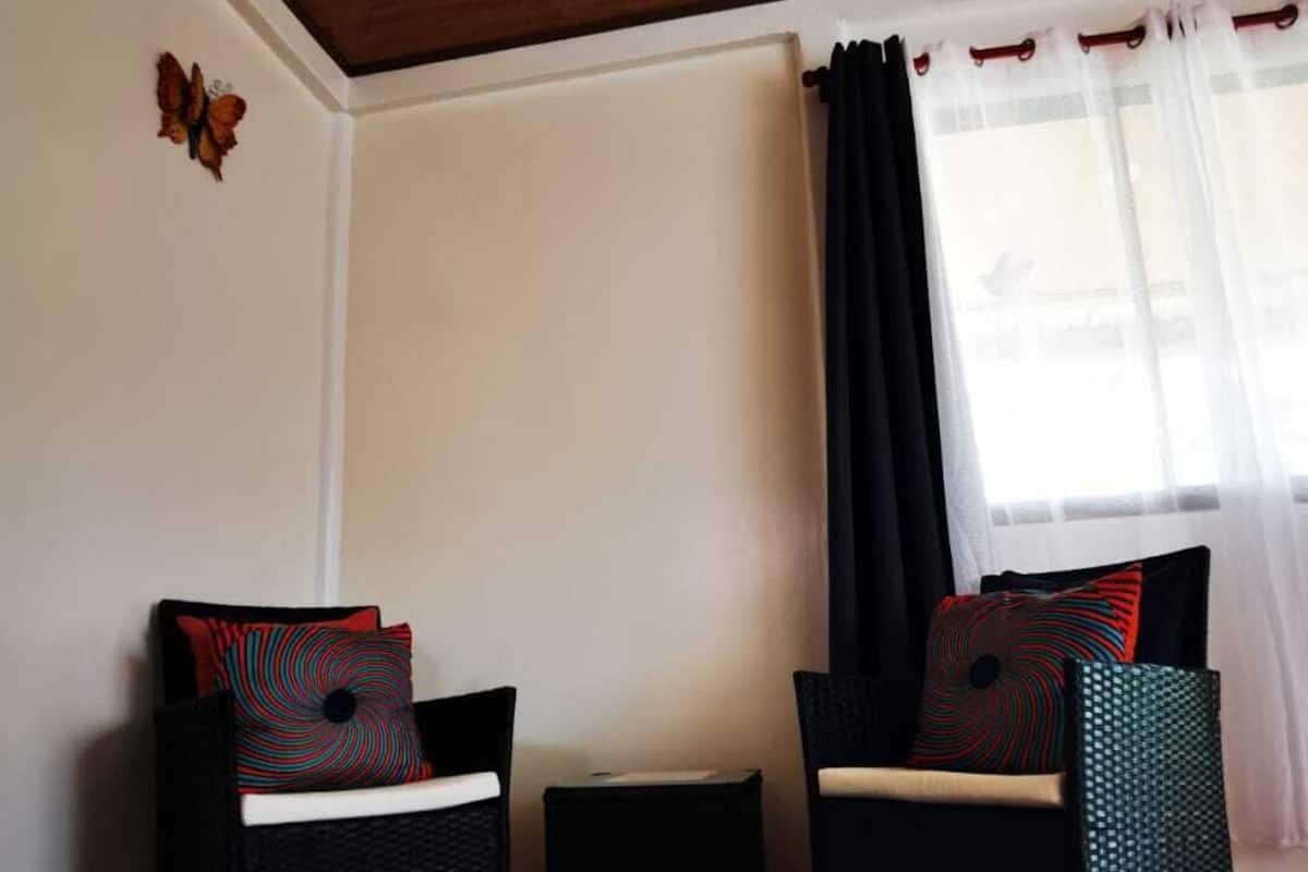 Deluxe fyrbäddsrum - utsikt mot trädgården | Värdeförvaringsskåp på rummet och gratis wi-fi